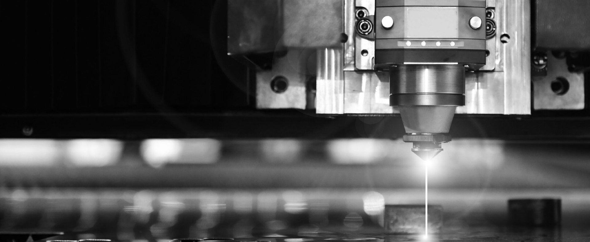 Laserkop van een fiberlaser tijdens het snijden